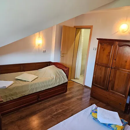 юндовата къща * Beli Iskar